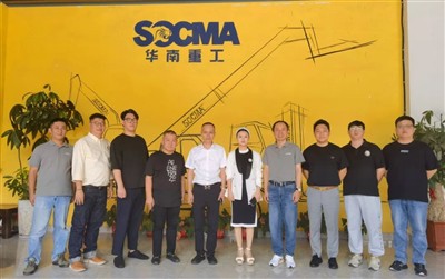 A Sra. Wang Li, Diretora da Fundação Tan Kah Kee de Cingapura, e sua delegaçã...